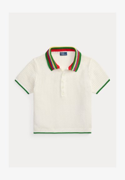 Λευκό πλεκτό πόλο με κοντά μανίκια και υφασμένο μοτίβο, πολύχρωμο ριγέ γιακά, πράσινες μανσέτες και πίνακα με κουμπιά.