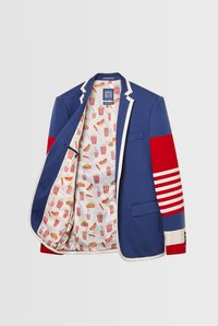 Blauwe blazer met rode mouwen, voorzien van witte strepen, witte bies en een speelse binnenvoering met voedselillustraties, waaronder hotdogs en popcorn.