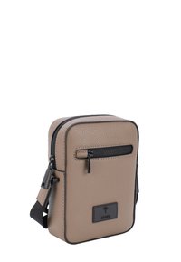 Borsa a tracolla in pelle tan con finitura testurizzata, zip nera, tasca frontale e dettagli del logo su forma rettangolare. Tracolla regolabile.