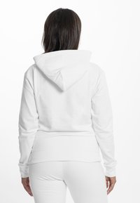Witte sweatshirt met capuchon, voorzien van een geribde zoom en manchetten, met een zachte textuur. Ontworpen voor comfort, met een eenvoudig, schoon achteraanzicht.