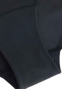 Zwarte sportshorts gemaakt van glad, rekbaar materiaal met een nauwsluitende pasvorm. Voorzien van een brede tailleband en subtiele stikdetails.