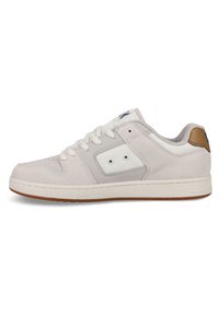 Fehér suéd sneaker lapos gumitalppal, légáteresztő betétekkel és egy kis barna bőr folttal a saroknál. Jellemzői a fehér fűzők és perforációk.