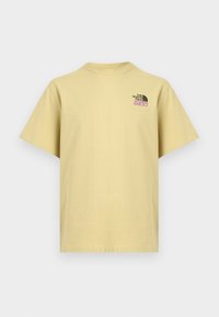 Μπεζ κοντομάνικο T-shirt με μικρό λογότυπο "The North Face 1966" σε μαύρο και ροζ στην άνω αριστερή πλευρά του στήθους.