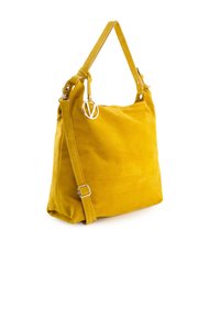 Gul ruskinds håndtaske med et enkelt håndtag og en justerbar crossbody-rem. Den har sølvhardware og et simpelt, blødt design.