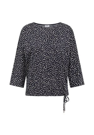 Blusa blu navy con motivo astratto di colore chiaro, scollo rotondo, maniche 3/4 e dettaglio con laccio laterale per la regolazione. Tessuto morbido e leggero.