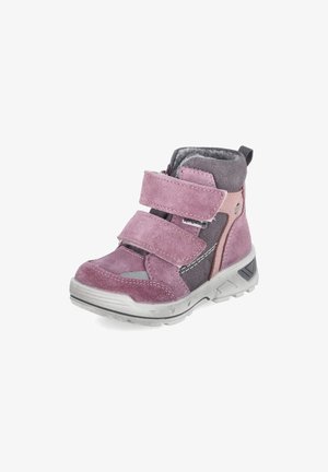 Kinderpaar paarse en grijze hoge sneakers met twee brede klittenbanden en een witte rubberen zool op een witte achtergrond.