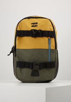Sac à dos jaune et vert avec deux sangles horizontales noires et boucles, poche avant zippée bleue et logo au centre supérieur.