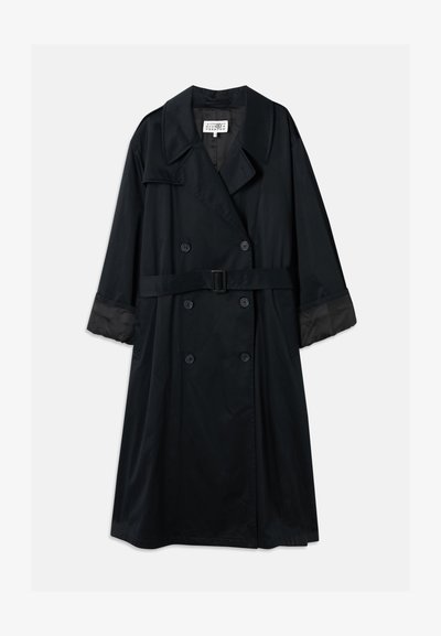 Juodas paltas su dvigubu mygtuku, plačiomis apykaklėmis, diržu liemenyje ir kontrastingomis satino rankovėmis. Lygus paviršius.