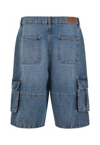 Pantalones cortos de mezclilla tipo cargo de color azul desgastado, con dos bolsillos traseros y bolsillos laterales con solapas. La costura es visible en todo el diseño.