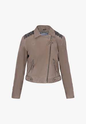 Brązowa skórzana kurtka o dopasowanym kroju, z kieszeniami na zamek, ozdobnym szwem na ramionach oraz kołnierzem zapinanym na zatrzask.