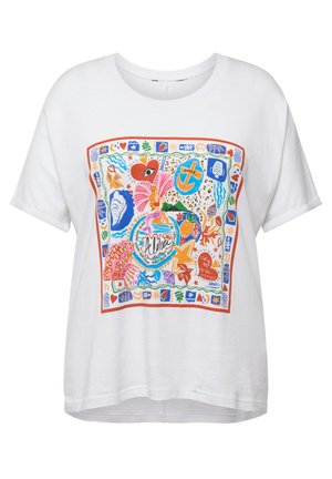 T-shirt bianco in cotone con un design grafico colorato che presenta varie forme, motivi e testo, incorniciato da un bordo arancione a contrasto.