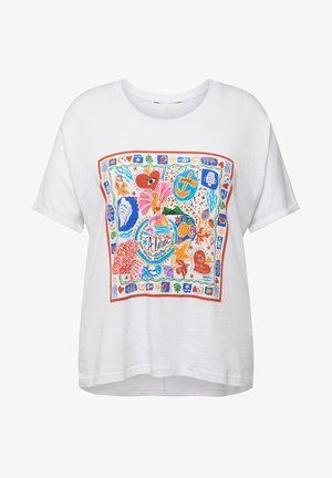 Witte katoenen T-shirt met een kleurrijk grafisch ontwerp, bestaande uit verschillende vormen, patronen en tekst, omrand door een contrasterende oranje rand.