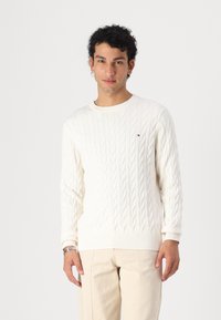 Tommy Hilfiger - CLASSIC CABLE CREW NECK - Jersey de punto - ivory petal Imagen en miniatura 1