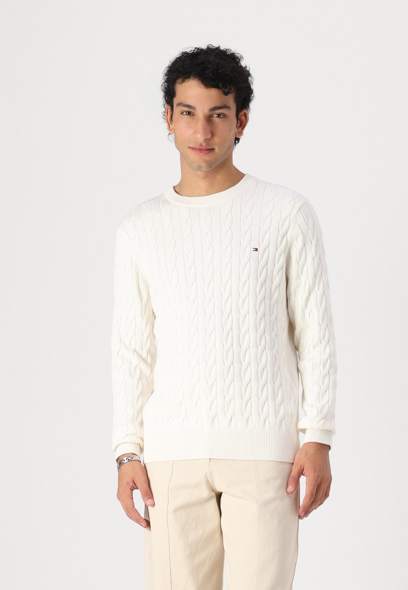 Tommy Hilfiger - CLASSIC CABLE CREW NECK - Jersey de punto - ivory petal, Ampliar