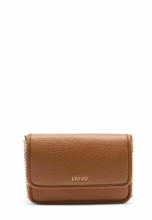 Brązowa torba typu crossbody ze skórzanym teksturowanym wykończeniem, z dodatkami w złotym kolorze i z przodu zamknięciem na klapkę, z logo na dolnej części przodu.