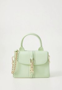 Petit sac à main vert menthe en simili cuir lisse, doté d'une poignée supérieure, d'une bandoulière chaîne dorée et d'une fermeture à boucle sur le devant.