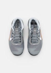 Nike Performance METCON 7 UNISEX - Sapatilha de treino - particle grey