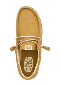 Scarpa slip-on in tela marrone con tomaia texturizzata, lacci elastici beige e fodera interna a fantasia. Presenta punta tonda e suola ammortizzata.