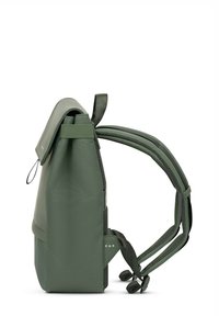 Groene, duurzame rugzak met een gestructureerd ontwerp, textuur aan de oppervlakte en gewatteerde schouderbanden. Beschikt over een klep sluiting en een zijvak.