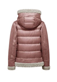 Różowa kurtka puchowa z kapturem, łącząca błyszczące i matowe tekstury, z futrzanym wykończeniem na kapturze i mankietach.