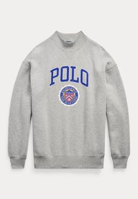 Felpa grigia con colletto e polsini a coste, che presenta il testo blu "POLO" e un logo circolare con un design di scudo al centro davanti.