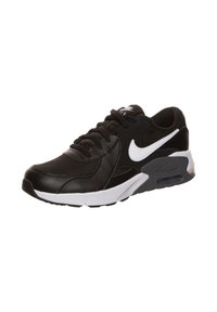 Sneaker sportivo nero con tomaia in pelle testurizzata e mesh, swoosh Nike bianco, colletto imbottito e suola bianca con ammortizzazione air visibile.