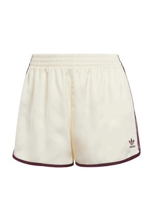 Pantalones cortos deportivos color crema hechos de una tela suave, con un borde burdeos en el dobladillo y los lados, y un logo bordado en la parte inferior izquierda.