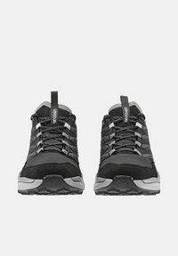 Scarpe da trekking nere con accenti grigi, dotate di una tomaia in mesh e suede, design con lacci e suola in gomma spessa con motivo di tassellatura.
