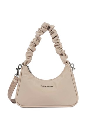 Beige Lancaster-handtas met geplooide schouderband, afneembare geweven crossbodyband en zilverkleurige rits- en logo-accenten.