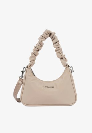 Beige Lancaster-handtas met geplooide schouderband, afneembare geweven crossbodyband en zilverkleurige rits- en logo-accenten.