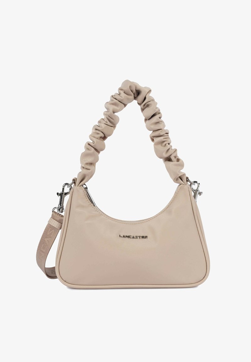 Sac à main Lancaster beige avec bandoulière froncée, bandoulière tressée détachable pour porter en travers du corps, et détails zippés argentés ainsi que logo argenté.