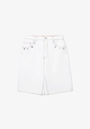 Gonna in denim bianco con tasche frontali, dettagli in metallo argentato e cuciture arancioni. Taglio dritto con orlo leggermente svasato.