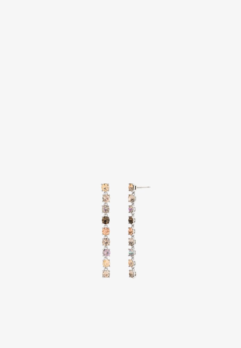 Boucles d'oreilles longues en métal argenté ornées d'une rangée de pierres facettées multicolores aux nuances de rose, marron et transparent.