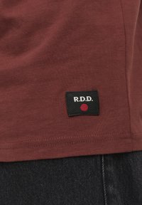 R.D.D. ROYAL DENIM DIVISION RDD DAN - Lihtne T-särk - fired brick