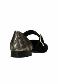 Zwarte suède ballerina's met een spitse neus, gestructureerde metallic hak met een luipaardprintpatroon, en een gouden gespaccent op de band.