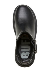 Schwarzes Leder-Schuhwerk mit einer strukturierten Oberfläche, elastischen Seitenteilen und einem Zugtab. Das Innere verfügt über auffällige Schriftzüge; robuste Sohle mit leichtem Profil.