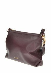 Borsa a mano in pelle color mogano con una consistenza morbida, chiusura a zip, dettagli in metallo dorato e tracolla removibile. Presenta il nome del marchio impresso sul fondo.