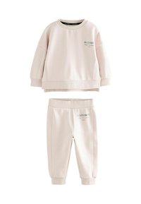 Ljusrosa barns sweatshirt och byxor set med ALLSAINTS-logotyp och japansk text tryckt i grått på vänster bröst och lår.