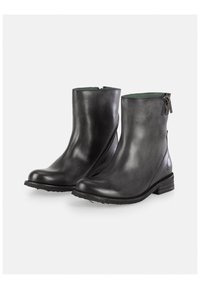 Botas de tobillo de cuero negro con cremallera lateral, acabado texturizado, detalles en gris y un tacón bajo apilado. Parte superior suave con punta redondeada.