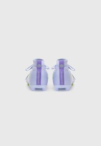Crampons de football lilas avec un design montante, tige en tricot texturé, accents verts et marquage violet au niveau du talon et sur les côtés.