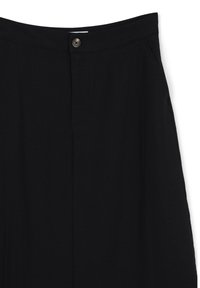 Schwarze Hose mit glatter Textur, die über einen vorderen Knopfverschluss, Seitentaschen und einen geraden Schnitt verfügt.