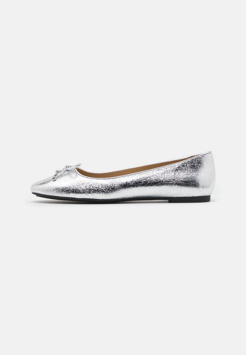 Chaussure de ballet plate en métal argenté avec un petit nœud et un détail de breloque sur l'avant, semelle noire basse, présentée sur fond blanc.