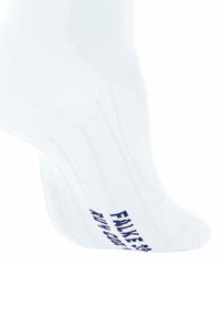 Witte sportkous met ribbeltextuur, voorzien van een verstevigde hiel en teen. Blauwe tekst met de woorden "Fake Sock" dicht bij de voet.