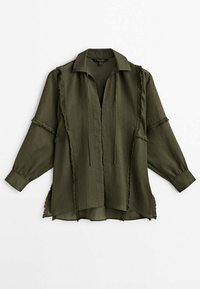 Oliven grøn, langærmet skjorte med krave, frynset kanter, sideslids og snoretræk foran, fremstillet af letvægtsstof.