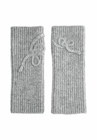 Graue gerippte Strick-Handwärmer mit strukturiertem Finish und Schleifenakzenten an jedem Stück. Weich, flexibel und für Komfort entwickelt.