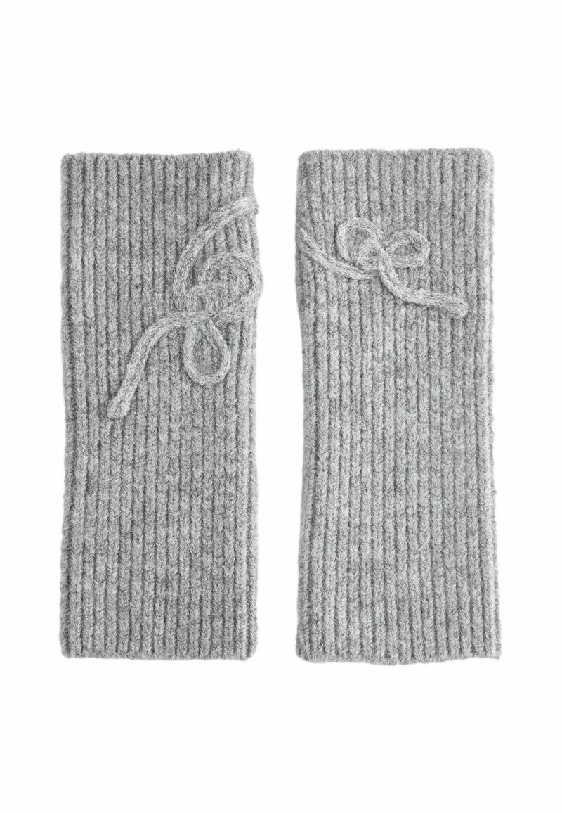 Graue gerippte Strick-Handwärmer mit strukturiertem Finish und Schleifenakzenten an jedem Stück. Weich, flexibel und für Komfort entwickelt.