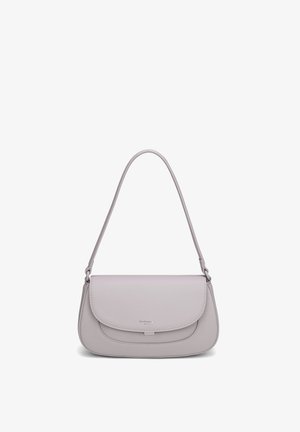 Sac à bandoulière en cuir gris clair avec un rabat incurvé, une petite poche avant et une sangle fine unique.