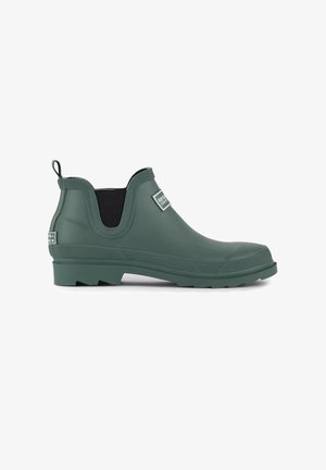 Bota corta de lluvia de goma verde para el tobillo con paneles laterales elásticos negros y parches con marca en la parte delantera y trasera.