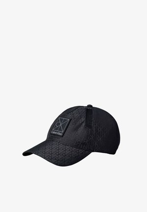 Zwarte Calvin Klein baseballpet met subtiel herhalend logopatroon en een vierkante logo-patch op het voorpaneel, met mesh ventilatieopeningen aan de zijkanten.