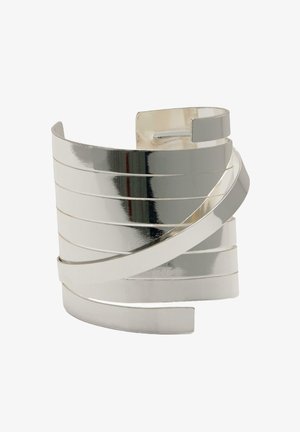 Široka metalik srebrna narukvica u obliku manšete s slojevitim, uvijenim dizajnom i poliranim reflektirajućim površinama.